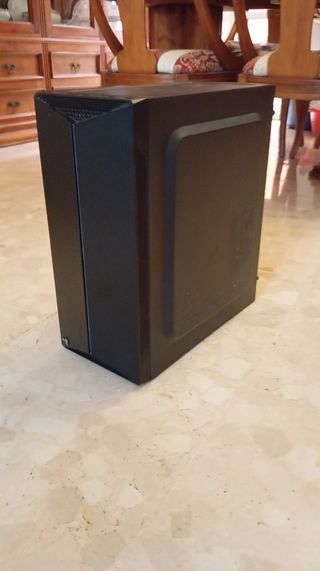 Torre PC Aerocool negra con luces leds