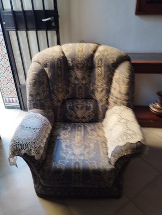 Sillón tapizado azul y beige