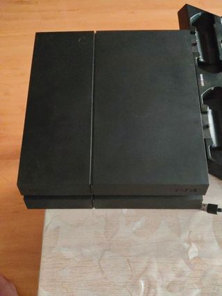 PS4 (PlayStation 4) negra y ventilador mando juego