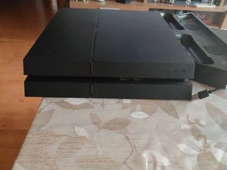 PS4 (PlayStation 4) negra y ventilador mando juego