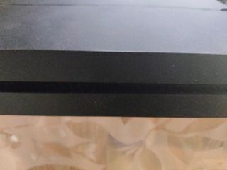 PS4 (PlayStation 4) negra y ventilador mando juego