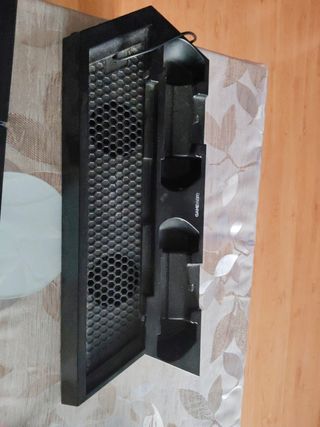 PS4 (PlayStation 4) negra y ventilador mando juego
