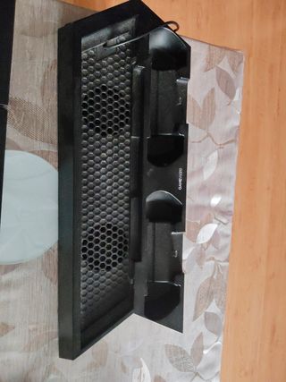 PS4 (PlayStation 4) negra y ventilador mando juego