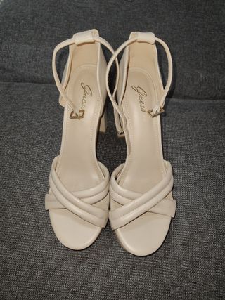 Sandalias Guess beige tacón