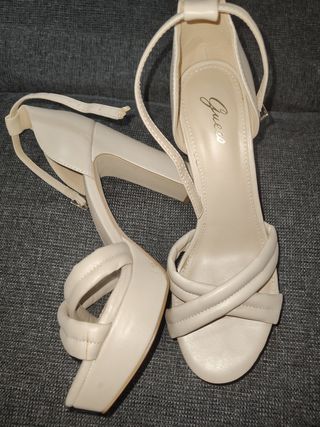 Sandalias Guess beige tacón