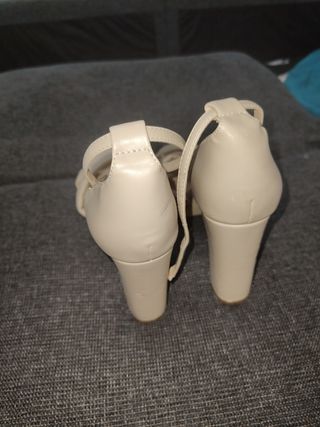 Sandalias Guess beige tacón