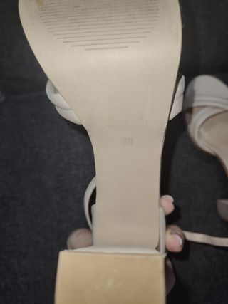 Sandalias Guess beige tacón