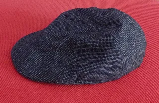 Mini mochila SAFTA negra y boina visera ZARA