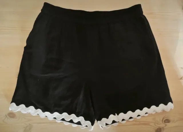 Short Black Beauty - Vila