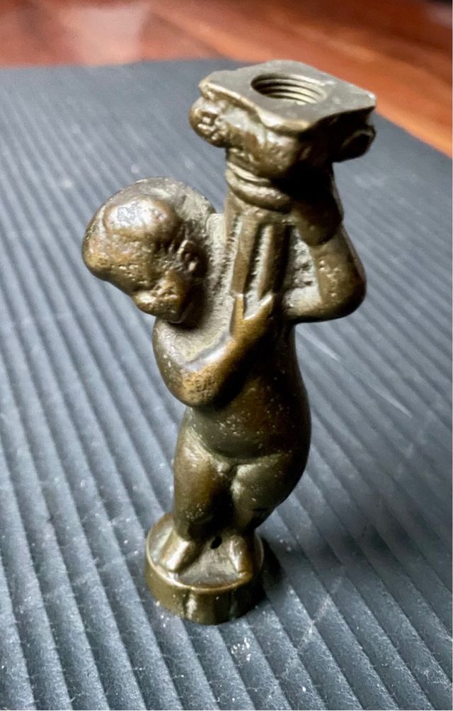 Querubín bronce antiguo