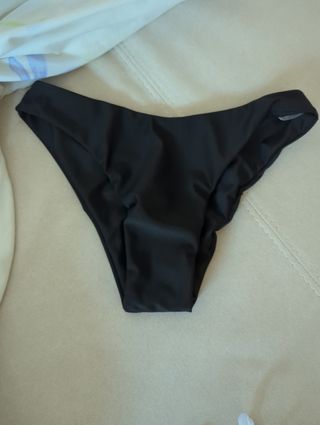 Bikini negro y braga blanco