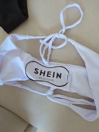 Bikini negro y braga blanco