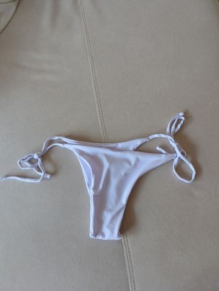 Parte de abajo bikini Blanca, estilo tanga ancha.