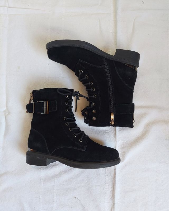 Stivaletti neri in pelle scamosciata