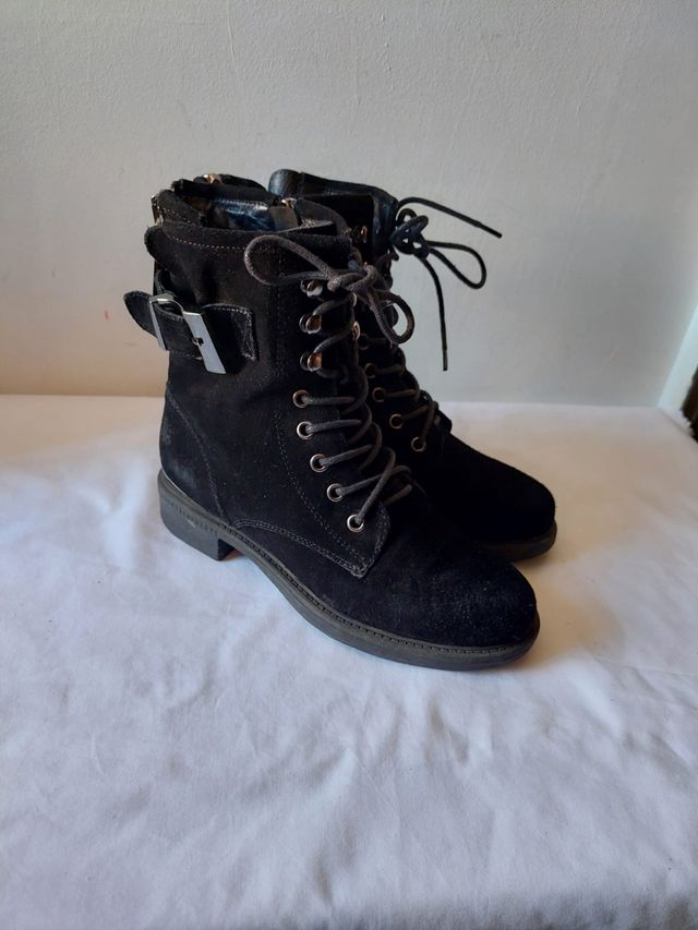 Stivaletti neri in pelle scamosciata