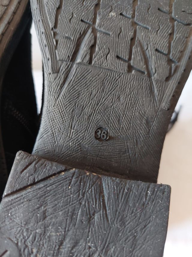 Stivaletti neri in pelle scamosciata