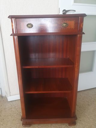 Librero antiguo de madera