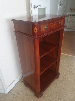 Librero antiguo de madera