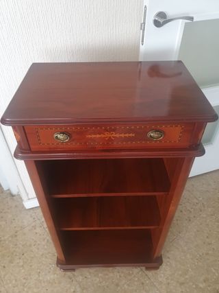 Librero antiguo de madera