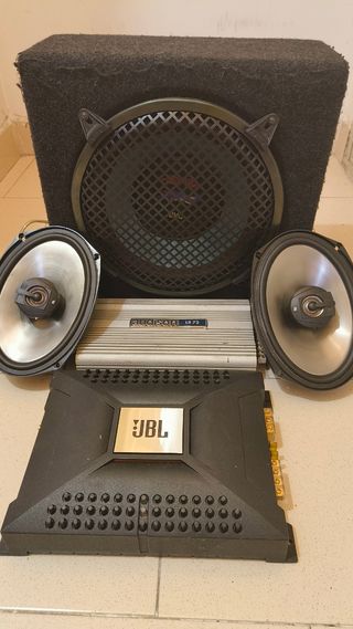 Equipo audio coche: Subwoofer, altavoces y amplifi