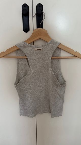 Top gris sin mangas