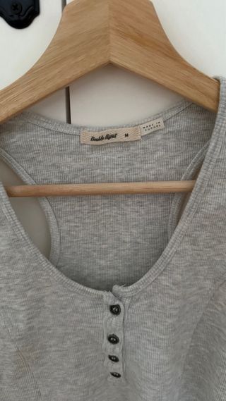 Top gris sin mangas