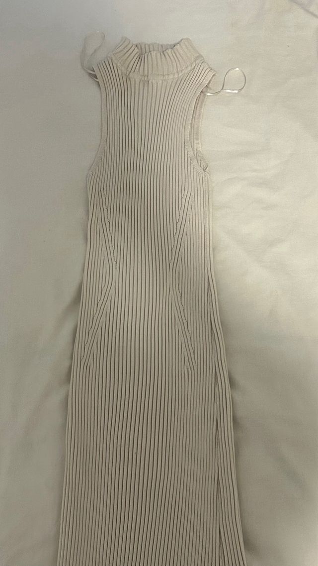 Vestido largo beige Stradivarius