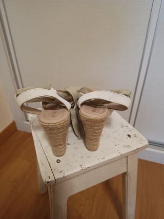 Sandalias cuña beige y blanco