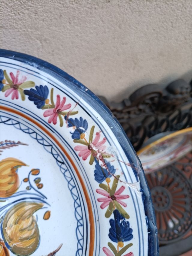 3 Platos. 2 de Talavera Timoneda.