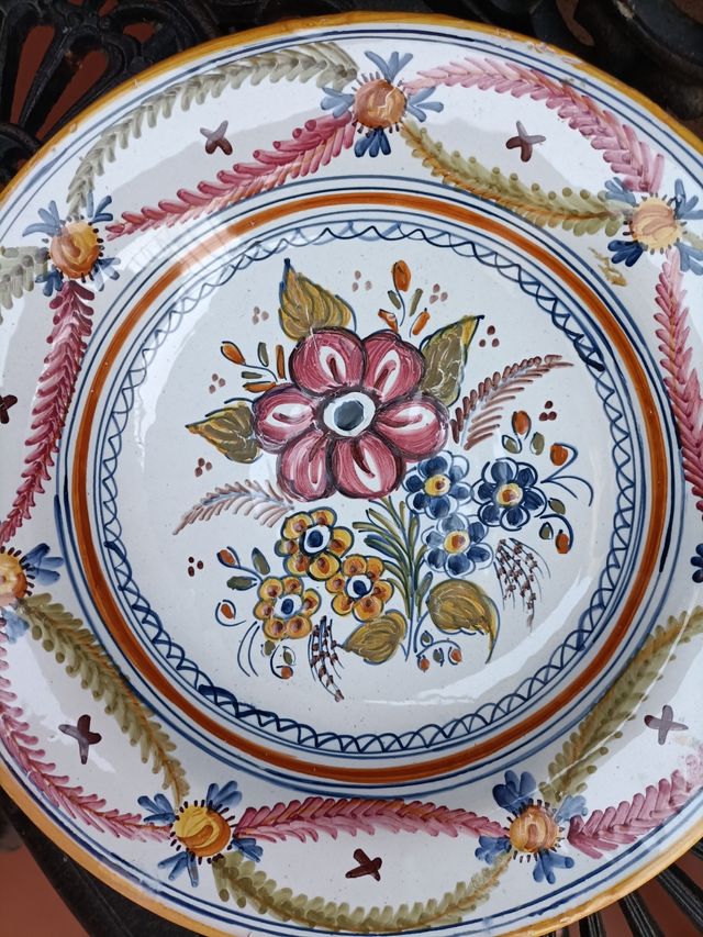 3 Platos. 2 de Talavera Timoneda.