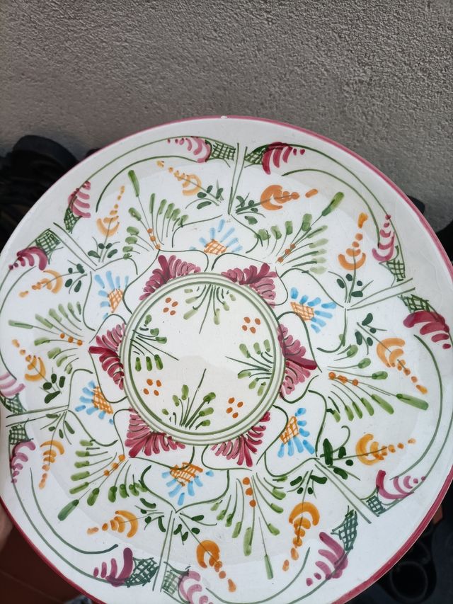 3 Platos. 2 de Talavera Timoneda.