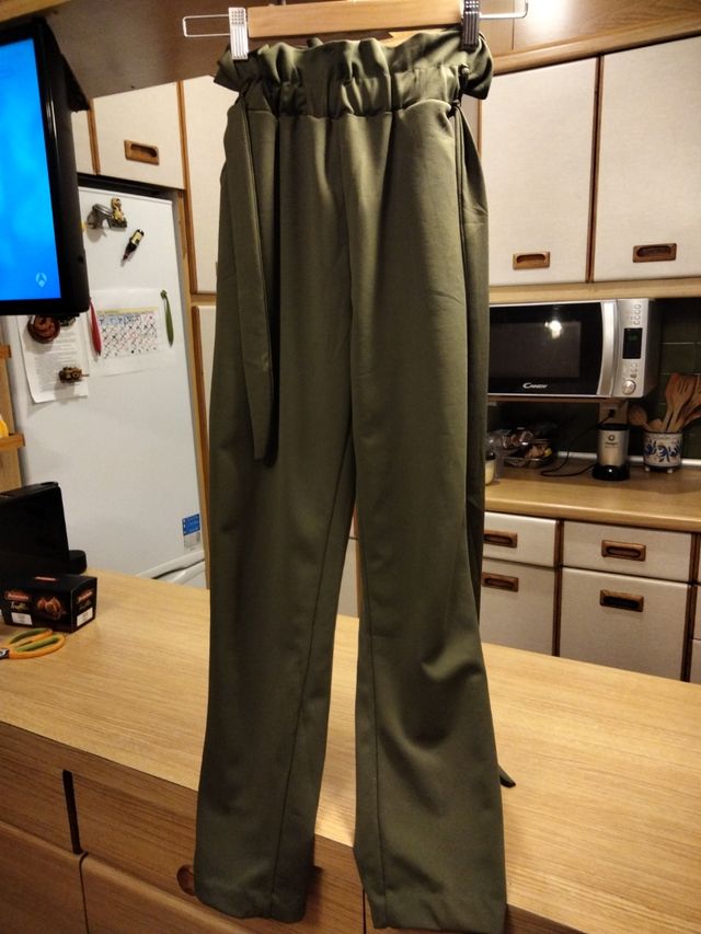 Pantalón verde caqui tiro alto