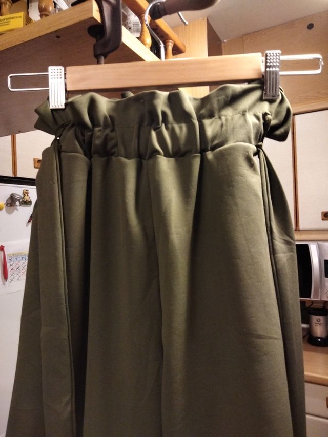 Pantalón verde caqui tiro alto