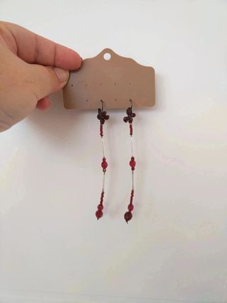 Pendientes rojos y plata, sin usar