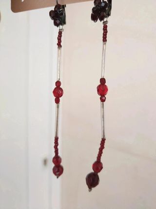 Pendientes rojos y plata, sin usar