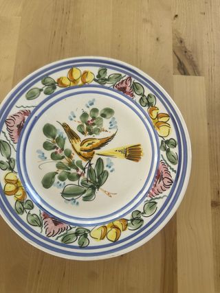 Plato antiguo pintado a mano