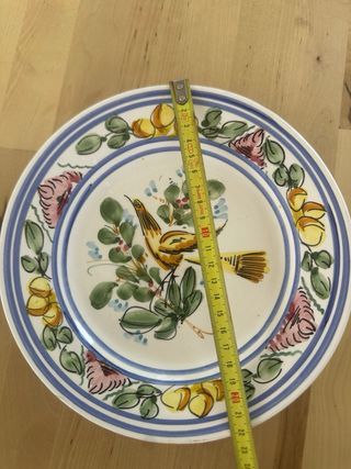 Plato antiguo pintado a mano