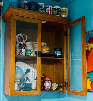 Vitrina madera vintage con puertas
