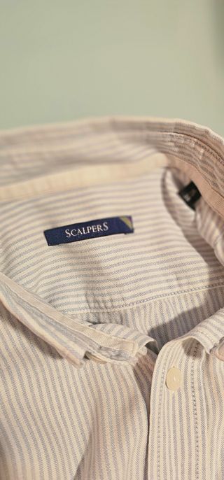 Camisa Scalpers blanca y azul rayas