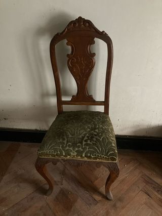 Silla antigua de madera tallada