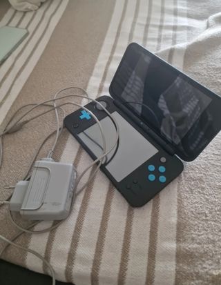 Nintendo 2DS negra-azul + cargador. Juegos aparte