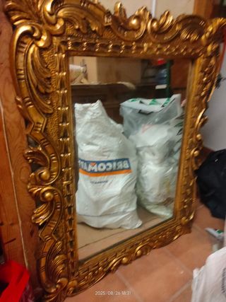 Espejo dorado clásico