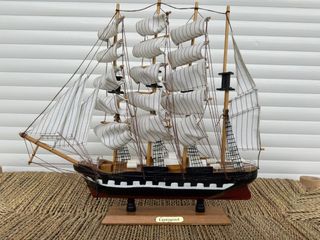 Veleiro grande de madeira