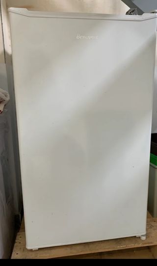 Nevera pequeña blanca