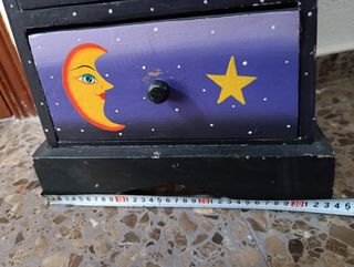 Cajonera pirámide: sol y luna.