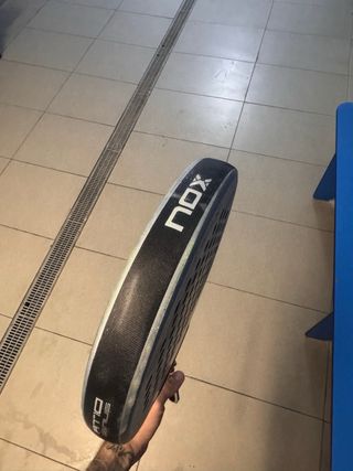 Pala pádel Nox AT10 impecable