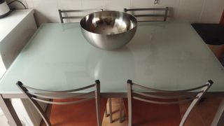 Mesa de cristal + 4 sillas
