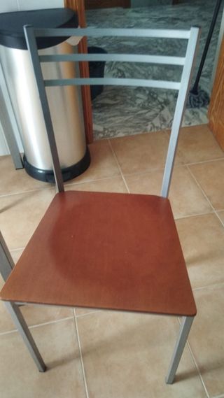 Mesa de cristal + 4 sillas