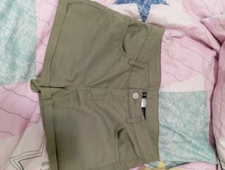 Shorts verde militar