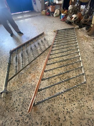 Baranda de escalera de hierro antigua